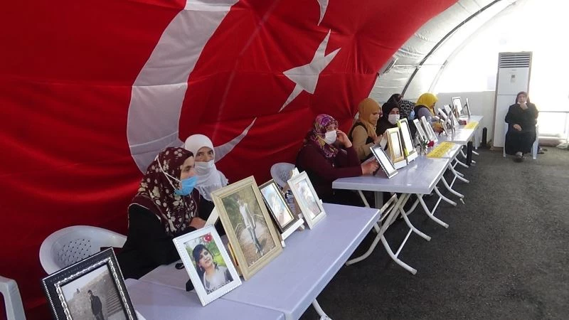İki teröristin örgütten kaçarak teslim olması evlat nöbetindeki aileleri umutlandırdı
