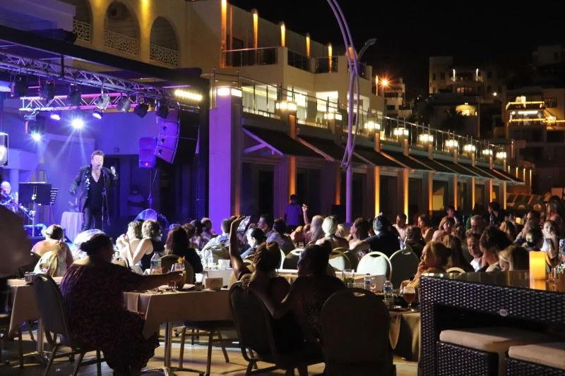 Alkışlar az gelince sahneden inip tekrar geldi
