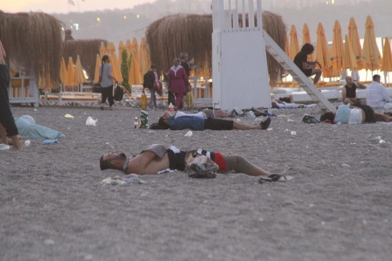 Aşırı sıcakların etkisindeki Antalya’da sahiller açık hava oteline döndü

