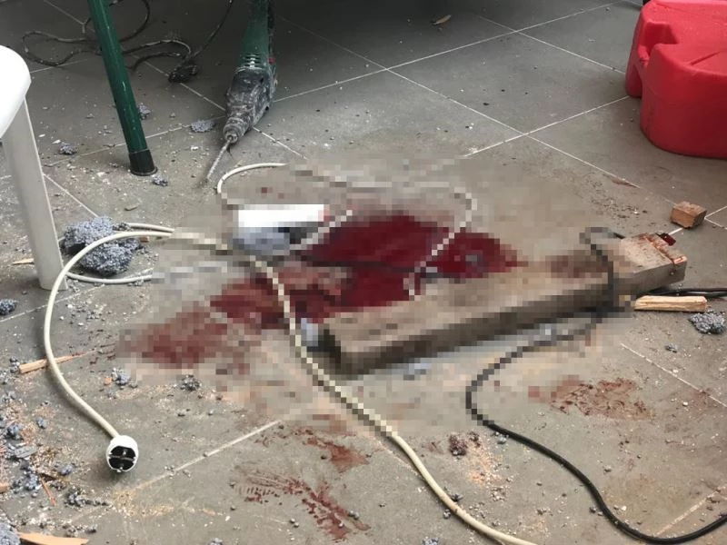 Balkondaki demir parmaklıkları keserken canından oluyordu
