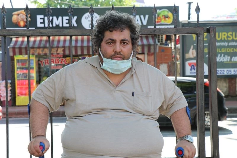 (Özel) Evden kovulduğunu iddia eden engelli şahıs cadde ortasında hüngür hüngür ağladı
