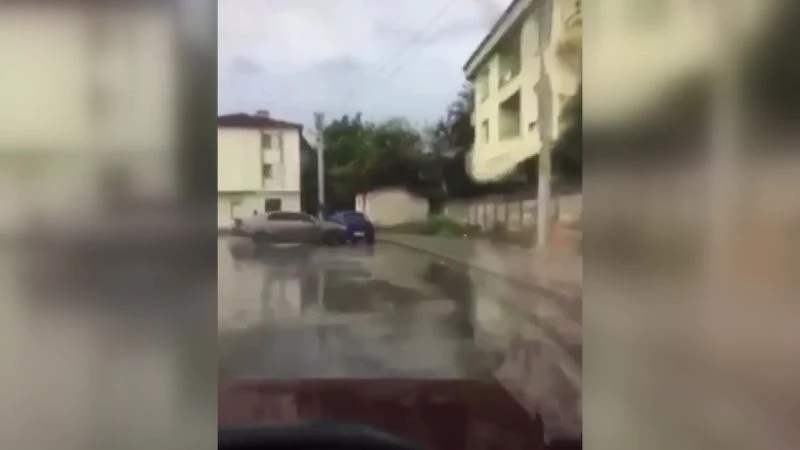 Düğün konvoyundaki otomobil park halindeki araca çarptı
