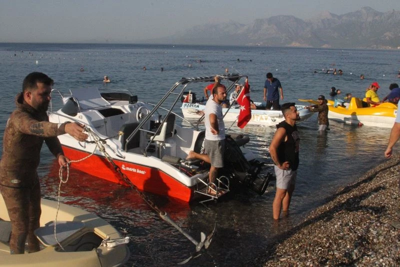Zehirli aslan balığını yakalamak için yarıştılar, tuttuklarını ızgarada pişirip yediler
