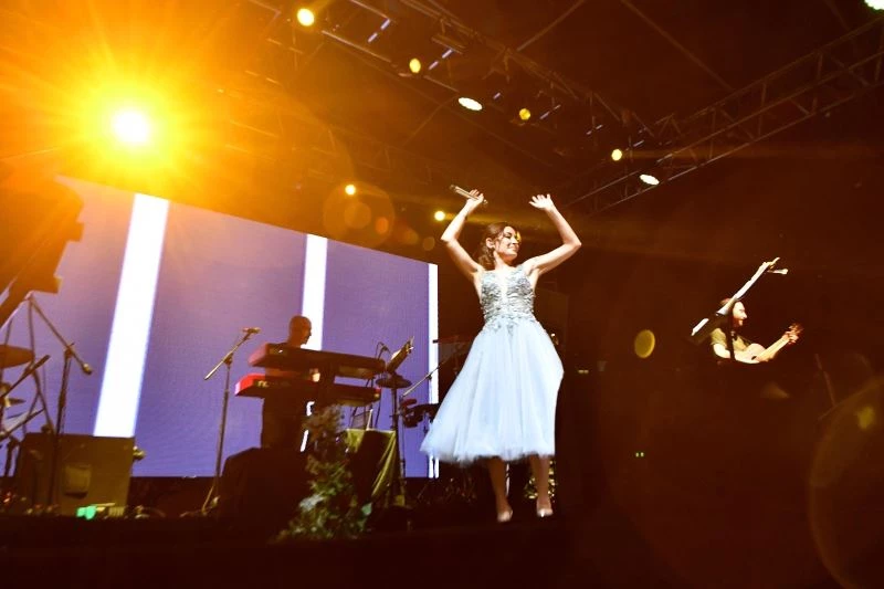 “Büyükşehir Parklarda” konserinde Melek Mosso’ya yoğun ilgi
