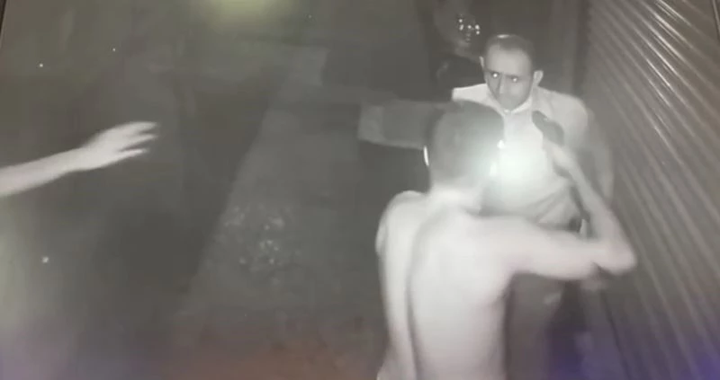 (Özel) İstanbul’da dehşet anları: Bekçinin başına silah dayadı
