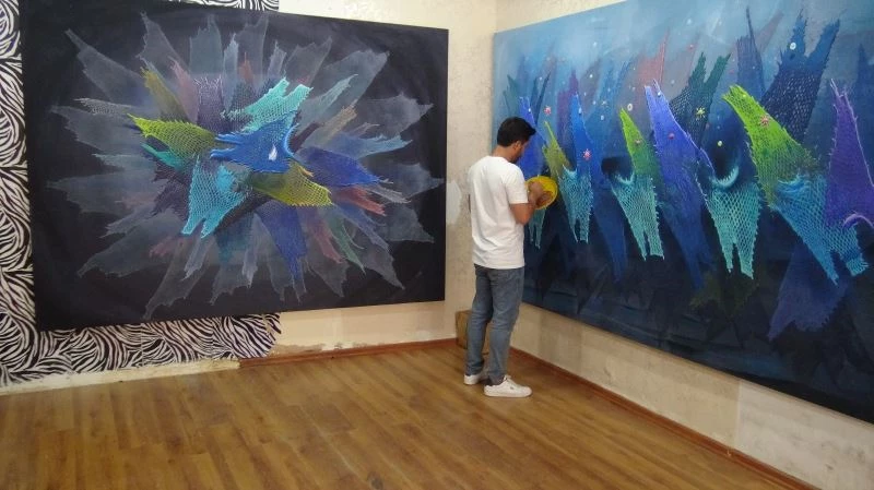 İlhamını voleybol filesinden aldı, resimlerini ağlarla süslüyor
