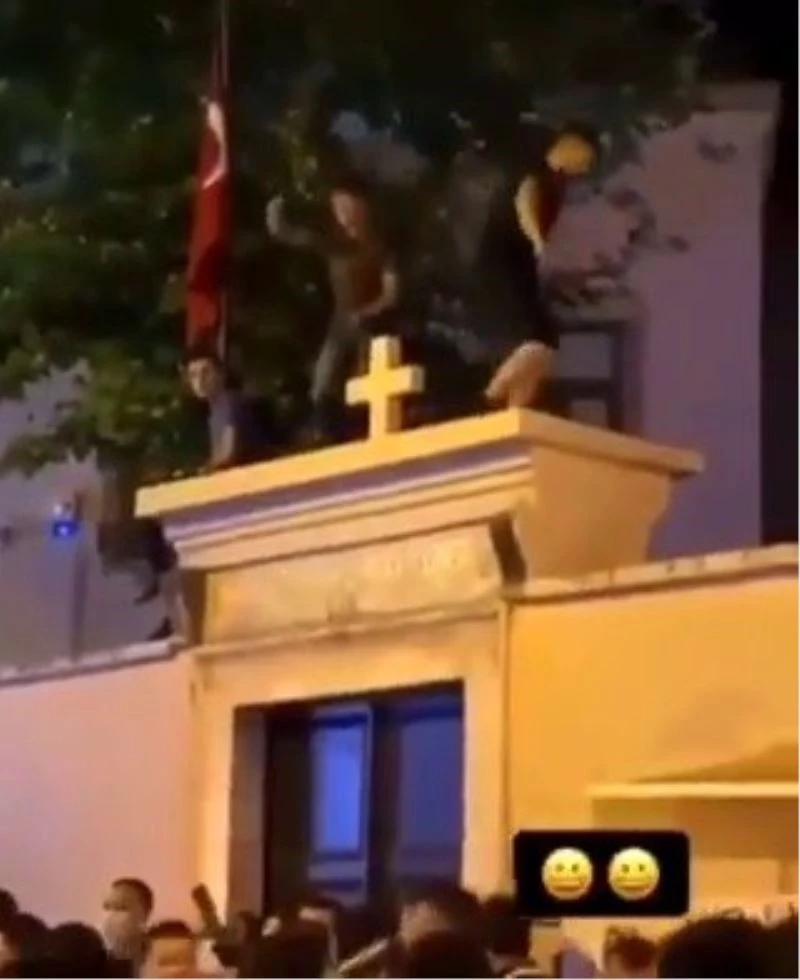 Kilise duvarı üzerinde eğlence, Kadıköylüleri kızdırdı
