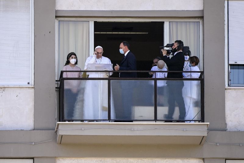 Vatikan: “Papa, birkaç gün daha hastanede kalacak”
