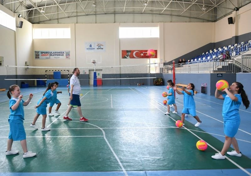 Esenyurtlu çocuklar hem spor yapıyor hem de sosyalleşiyor
