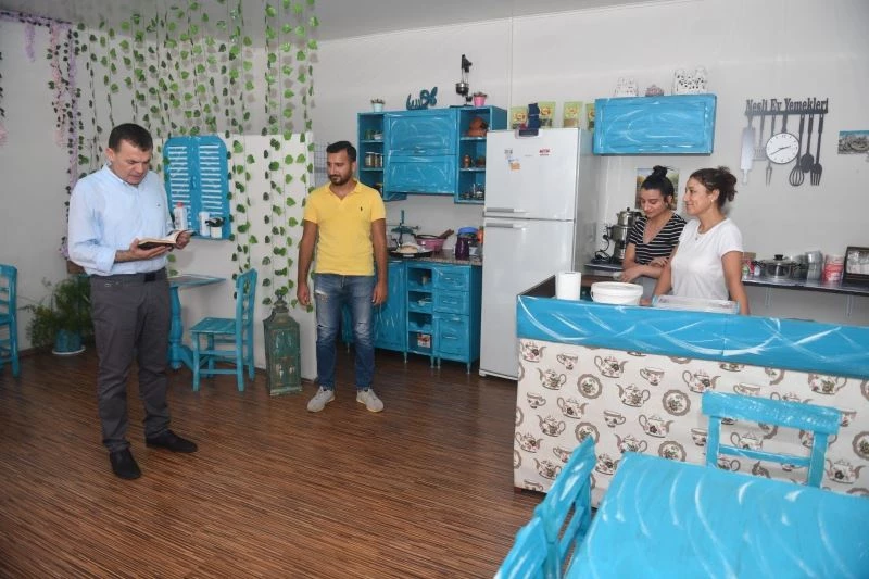 Başka Özyiğit, esnafla buluştu
