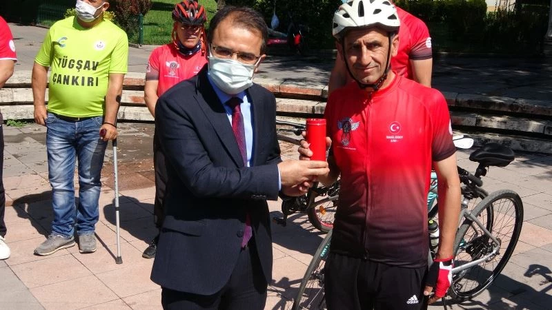 15 Temmuz şehitlerinin mezarlarından alınan topraklar bisikletlerle Ömer Halisdemir’in kabrine ulaşacak
