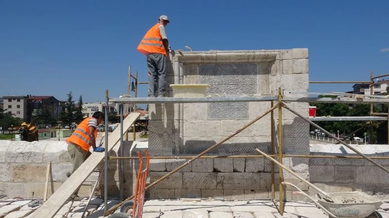 770 yıllık kitabe yerine konuldu
