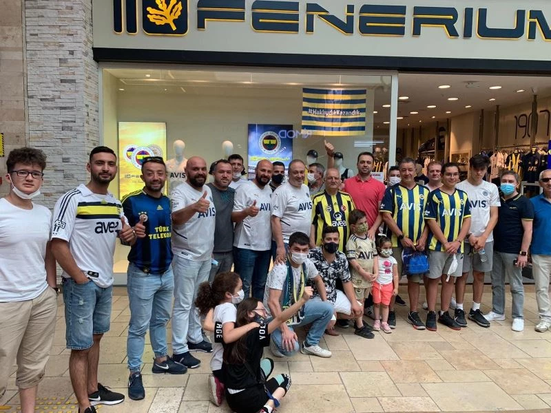 Taraftarlar Highway’deki Fenerium’a akın etti
