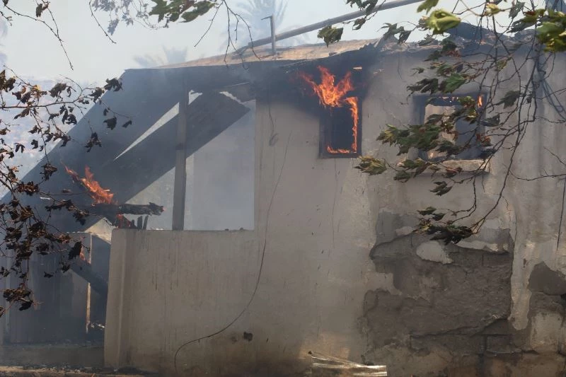 Genç kadın itfaiyecinin yangında zor anları
