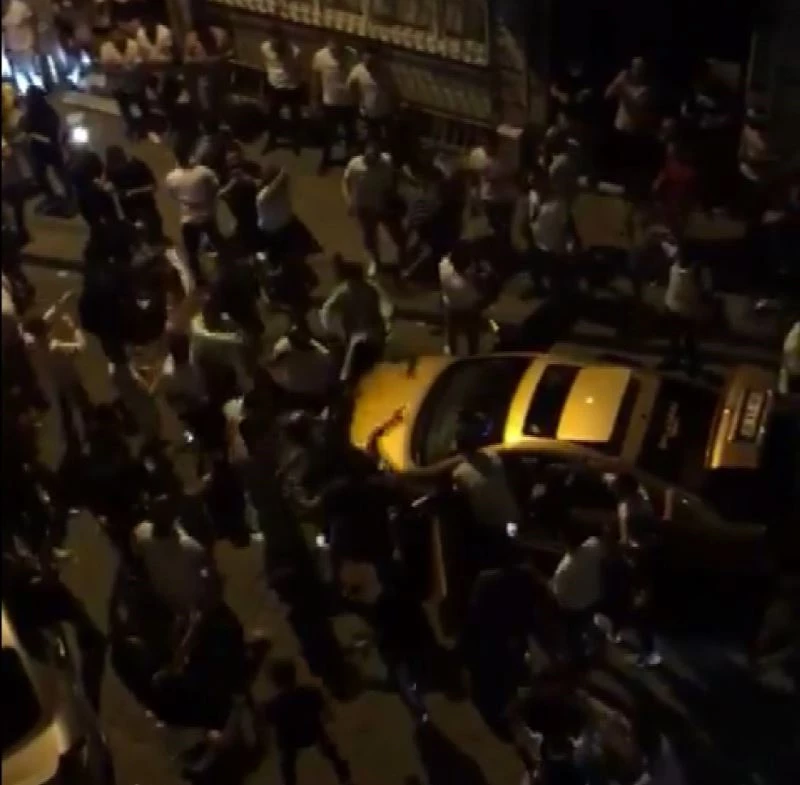 (Özel)- Kadıköy’de, gençlerin maske ve sosyal mesafeyi unutturan eğlencesi
