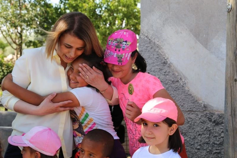 Çocukların hayatlarında ilk kez gördükleri valiye sevgisi objektiflere yansıdı
