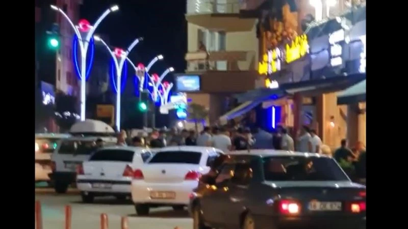 Kendisine bıçak çeken kişiyi kelepçeleyerek ile etkisiz hale getirdi
