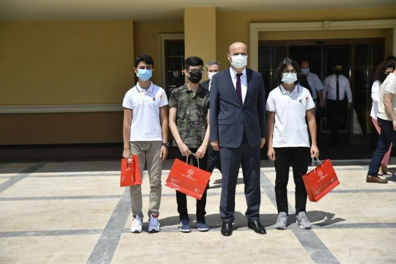 Vali Canalp, LGS şampiyonlarını ödüllendirdi
