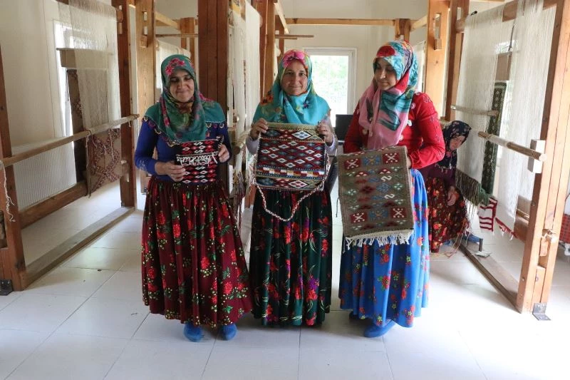 Asırlardır geleneksel giyiniyor, el emeği kilimler üretiyorlar
