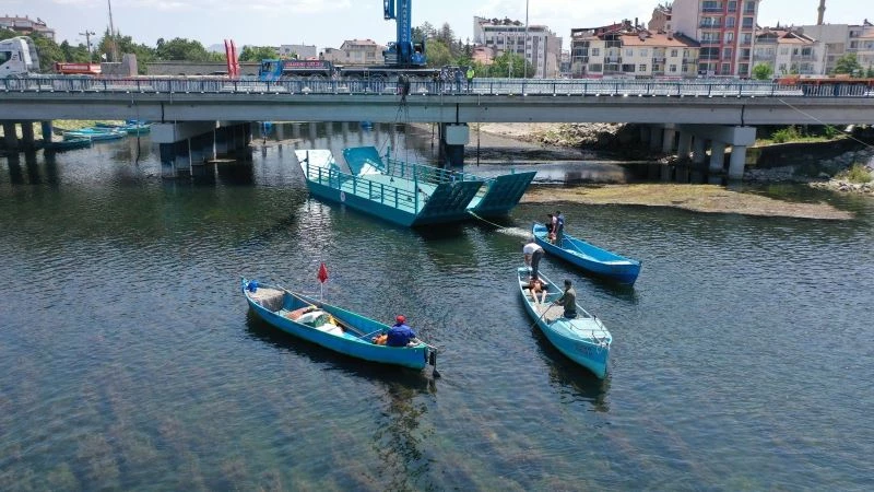 Beyşehir Gölü temizliği için alınan katamaran göle indirildi
