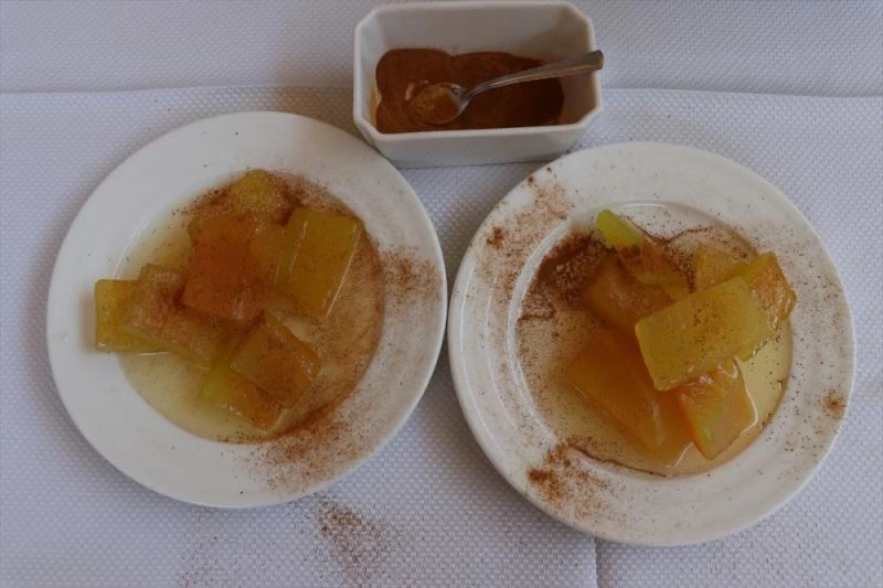 Yazın serinleten meyvesi karpuz, kabuğuyla da ağızları tatlandırıyor