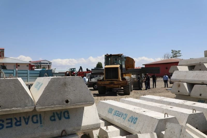 Ağrı İl Özel İdaresi çiftçiye sıvat desteğinde bulundu
