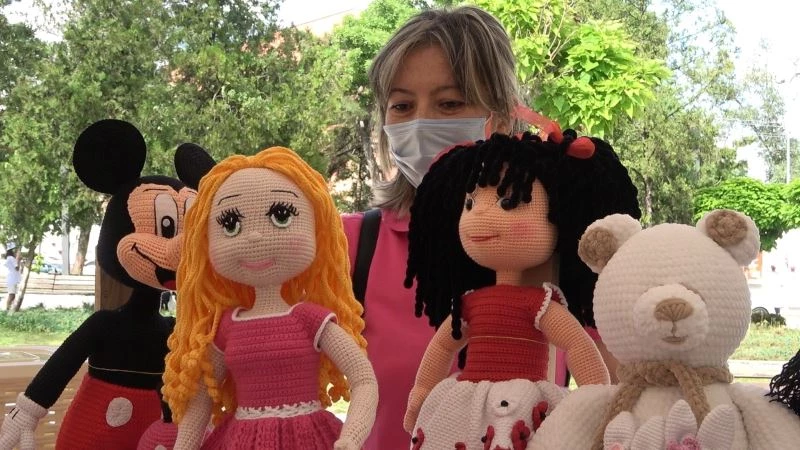 Kadınlar örgü oyuncaklarla ev ekonomisine katkı sağlıyor
