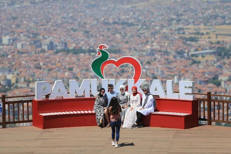 El emeği ürünler Denizli manzarasına karşı sergileniyor
