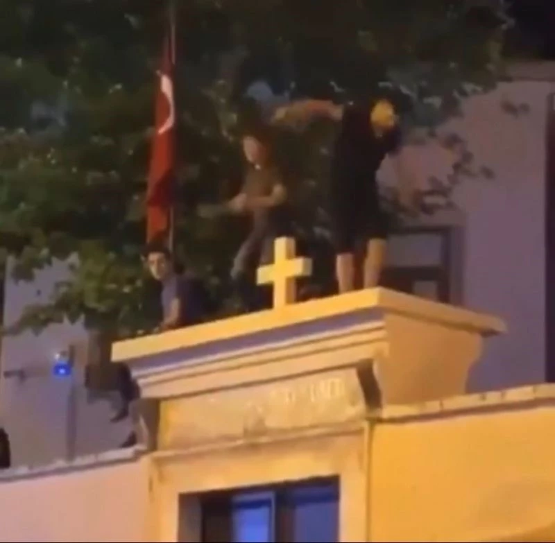 Kadıköy’de kilise duvarında dans eden 3 şüpheli gözaltına alındı
