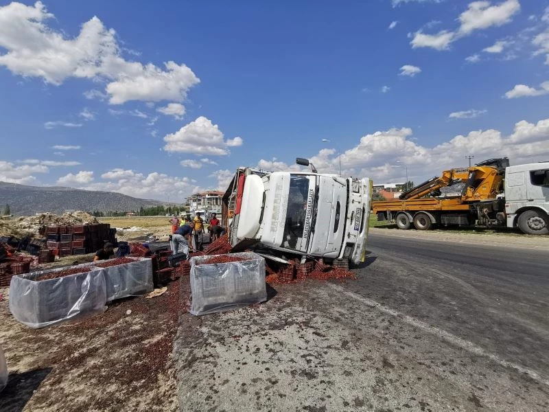 Devrilen kamyondan tonlarca vişne yola savruldu

