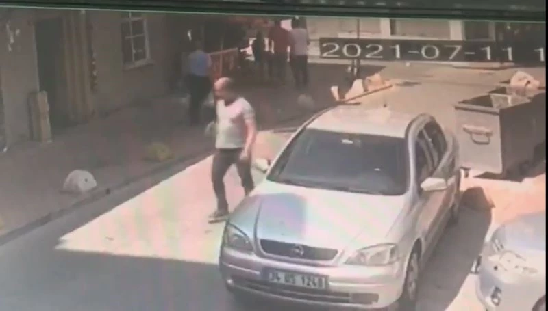 (Öze) Beyoğlu’nda bakkalda silahlı saldırı anları kamerada
