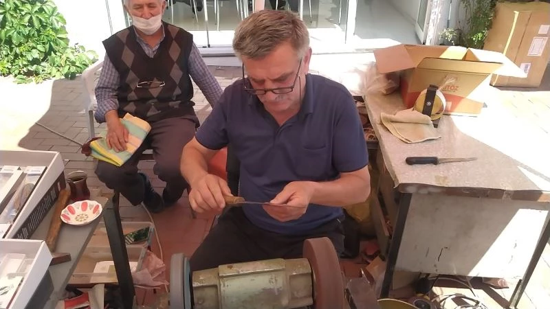 Kurban bıçakları bileniyor
