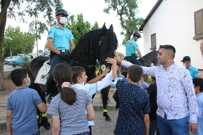 Harput’ta atlı jandarma timlerine yoğun ilgi
