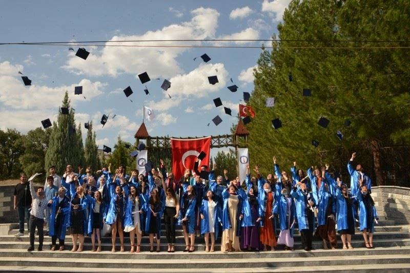 Gediz Meslek Yüksekokulunda mezuniyet heyecanı

