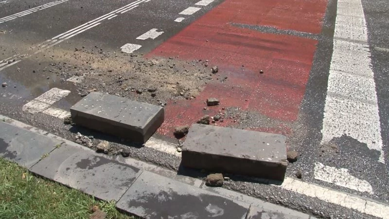 Sancaktepe’de havalandırma borusundan fışkıran su, yolu göle çevirdi
