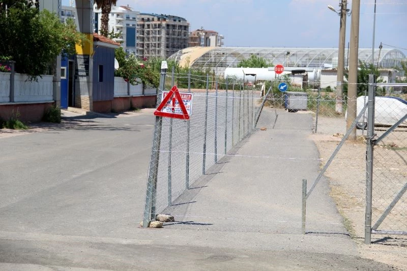 Arsasından geçen yolun bir bölümünü tel örgü ile kapattı
