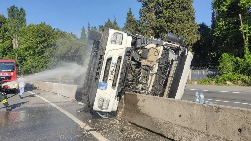 Devrilip sürüklenen tırdan kendi imkanlarıyla çıktı
