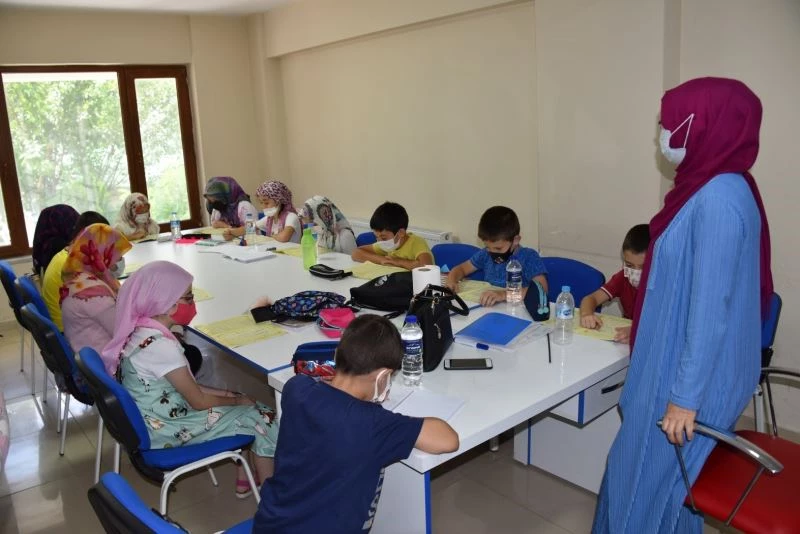 Minikler Kur’an-ı Kerim okumayı öğreniyor
