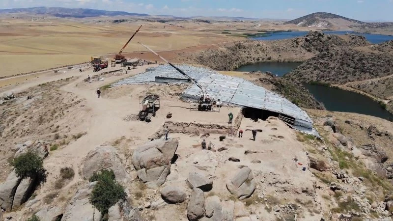 Arkeolojik kazıda binlerce yıllık tarih gün yüzüne çıkartılıyor: 3 bin kişilik törenlerin yapıldığı saray tespit edildi
