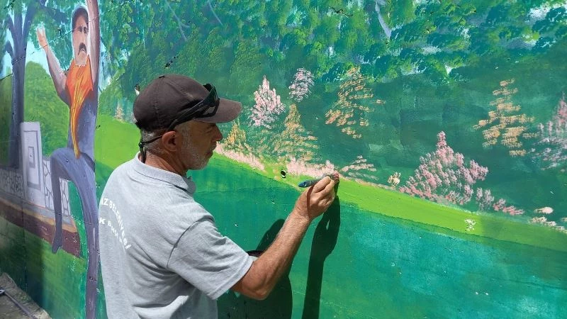  Çizdiği resimlerle şehre renk katıyor
