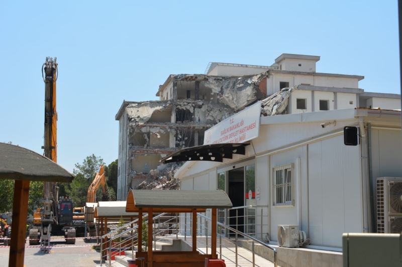 Atatürk Devlet Hastanesi’nin boşaltılan binası yıkılıyor
