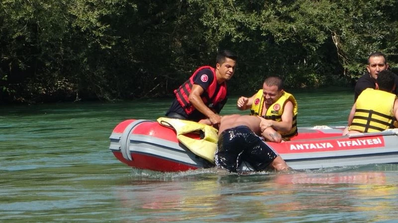  Su seviyesi yükseldi 3 genç ırmakta mahsur kaldı
