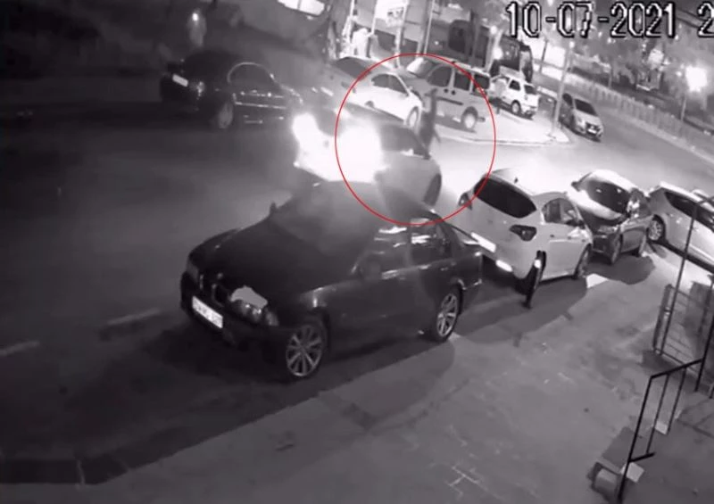 Yolun karşına geçen adam araba çarptı
