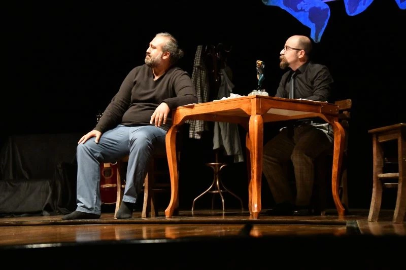 Aynamdaki Gölgeler sağlık çalışanları için sahnelendi
