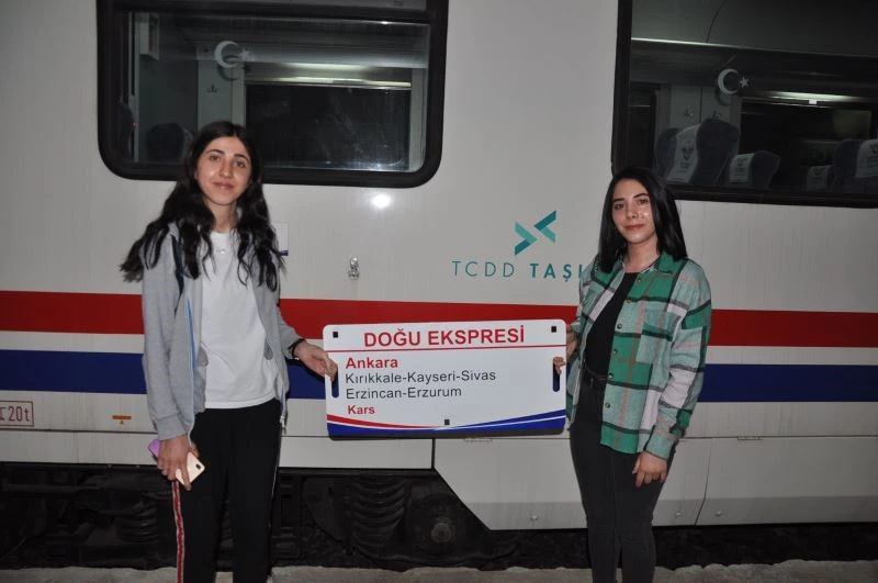 Doğu Ekspresi yolcularına Kars’ta sazlı sözlü karşılama
