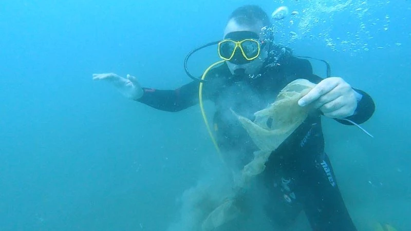 Başkan denize dalıp ağ ve atık topladı
