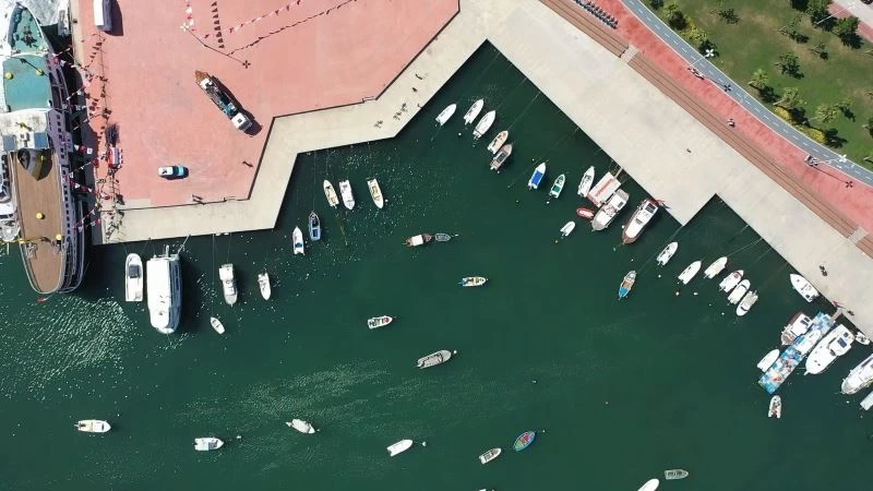 Tuzla’da temizleme çalışmaları sonuç verdi, deniz eski rengine döndü
