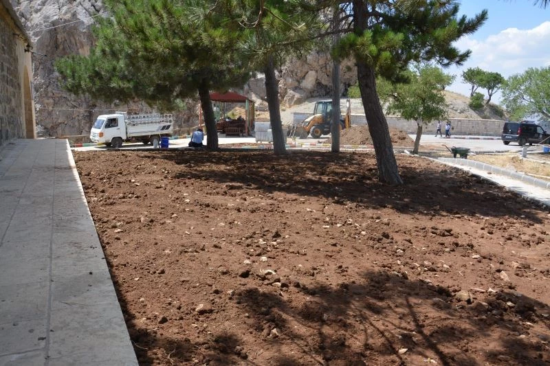 Ergani’de Makam Dağı Restorasyon projesi için kollar sıvandı
