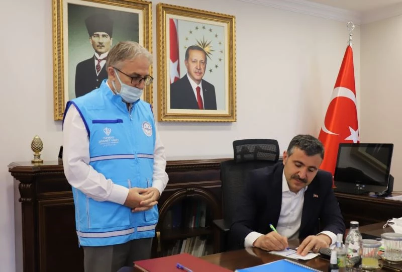 Vali Atay, kurban vekaletini Diyanet Vakfına yaptı
