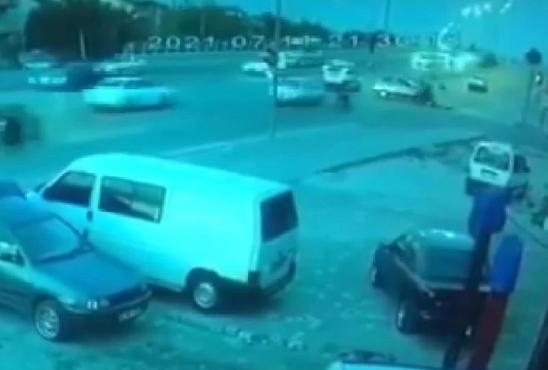 İki motosikletlinin otomobile çarpması kamerada
